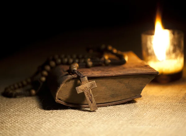 Santa Biblia y rosarios — Foto de Stock