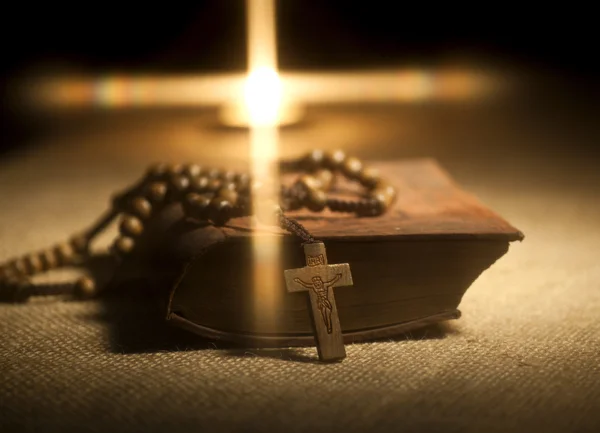 Holy Bible and Rosary Beads — Stock Photo, Image