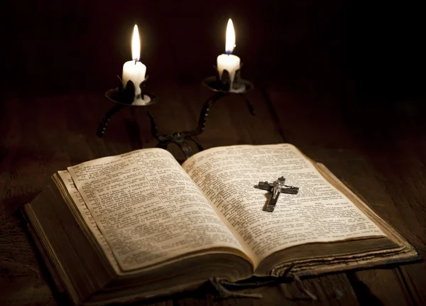 Cruz e Bíblia — Fotografia de Stock