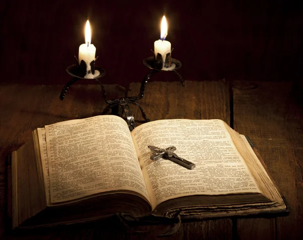 Cruz y Biblia — Foto de Stock