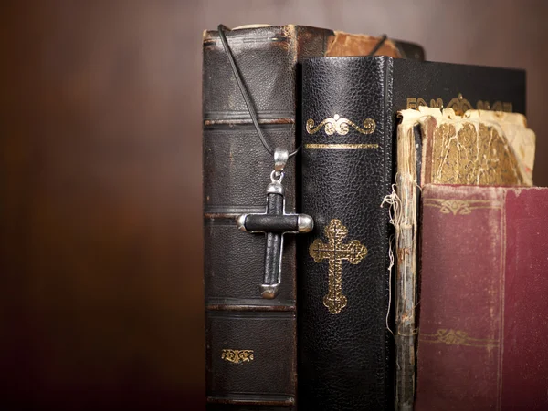 Cruz e Bíblias — Fotografia de Stock