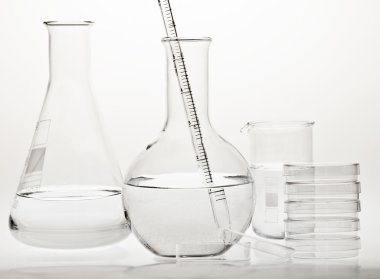 Beyaz arka plan üzerinde test tüpleri