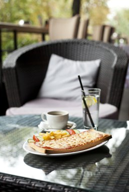 bir kafede Kahvaltı