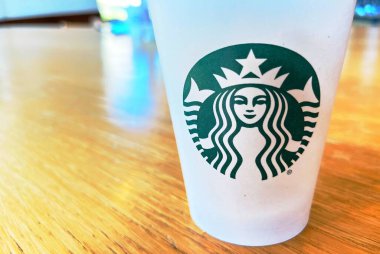Starbucks kahve fincanının fotoğrafı.