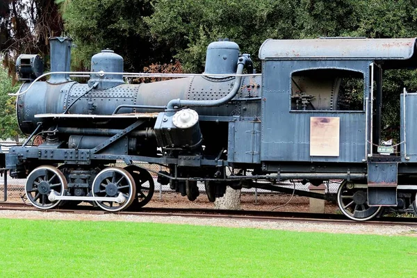Müzede sergilenen antika lokomotif