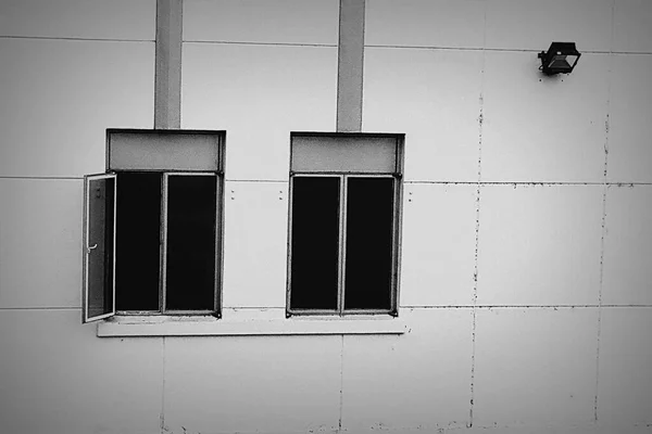 Bir binanın penceresini aç