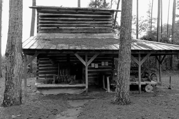 Eski bir tütün ambarı restore edildi ve sergileniyor.