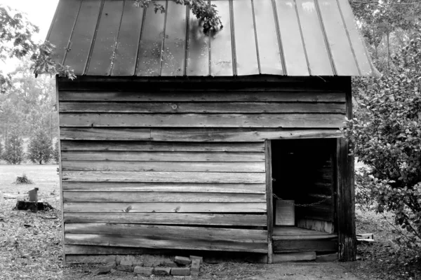 Çiftlikteki eski bir tütsü evi.