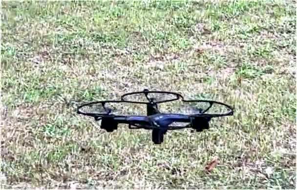 Dron Volando Sobre Césped — Vídeo de stock