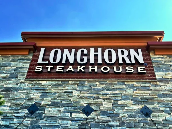 Restoranlarından birinde LongHorn Et Lokantası tabelası var.