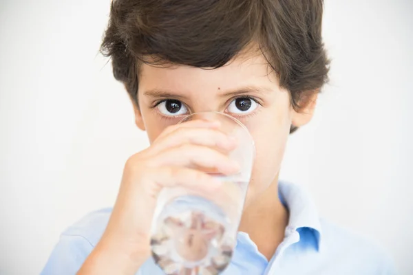 Niño bebiendo vaso de agua Imágenes de stock libres de derechos