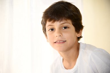 gülümseyen mutlu çocuk