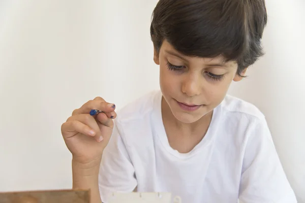 Niño pensando en su objeto de arte — Foto de Stock