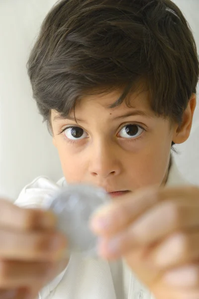 Мальчик с серебряной монетой — стоковое фото