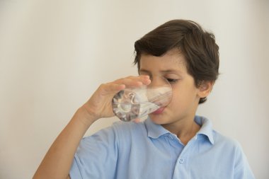 okul öncesi çocuk bardak su içme