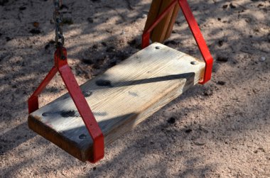 Kırmızı Bahçesi salıncak