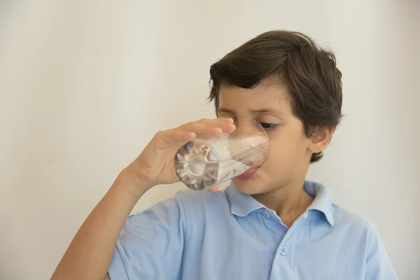 okul öncesi çocuk bardak su içme