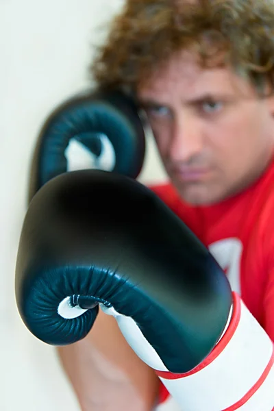Adam siyah boks eldivenleri ile kırmızı kıyafeti — Stok fotoğraf