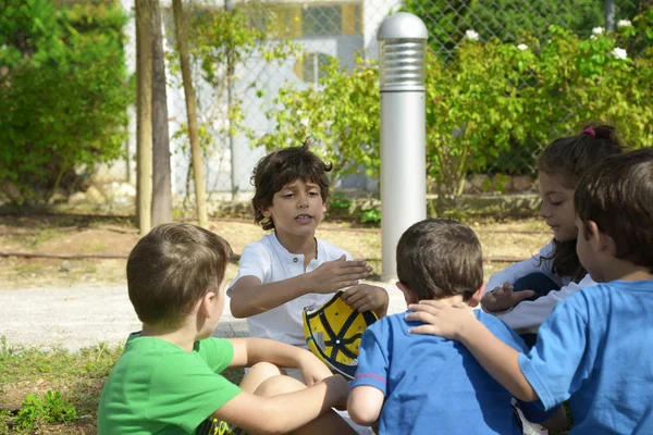 çocuklar discussinh önemli bir konuda canlı grubu