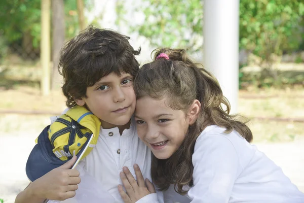 Menina pré-escolar e menino - amizade cordial — Fotografia de Stock