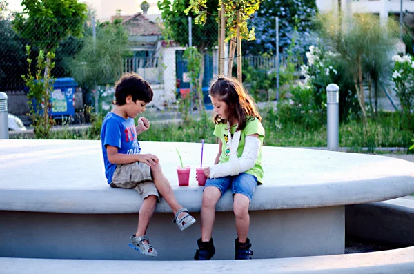 okul öncesi kız ve erkek - samimi dostluk