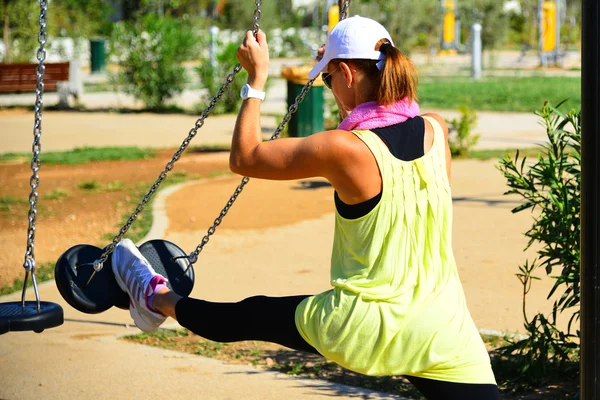 Молода леді в різному вбранні тренування в парку вранці — стокове фото
