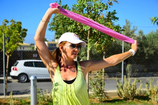 Ung dam i sorterar outfit utbildning på morgonen park — Stockfoto