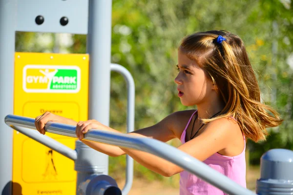 güzel sarışın kız oynamak oyun alanında