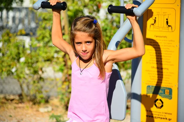 güzel sarışın kız oynamak oyun alanında