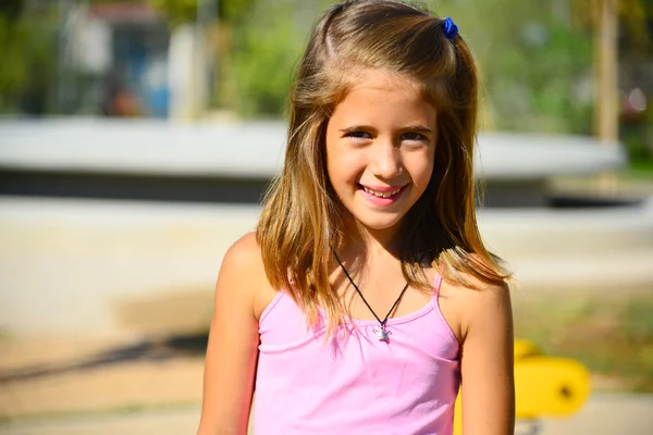 Linda menina de cabelo loiro jogando no parque infantil — Fotografia de Stock