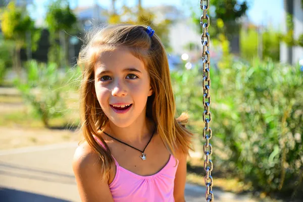 Hermosa chica rubia de pelo jugando en el patio de recreo —  Fotos de Stock