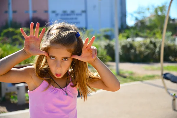 Hermosa chica rubia de pelo jugando en el patio de recreo — Foto de Stock