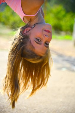 güzel sarışın kız oynamak oyun alanında