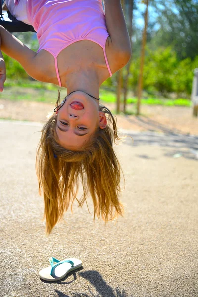 Linda menina de cabelo loiro jogando no parque infantil — Fotografia de Stock