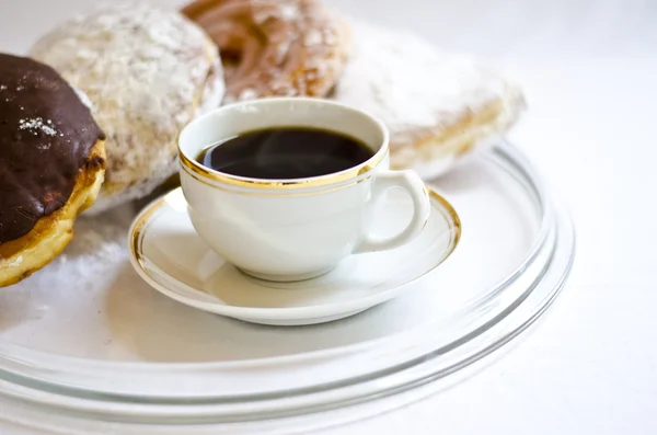 与咖啡和 4 的四种类型的雅致的甜甜圈的早上好 — 图库照片