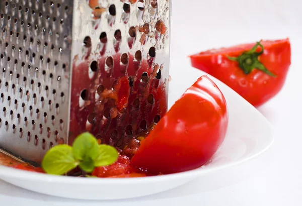 Grating fresh tomato - ntomata ston trifti
