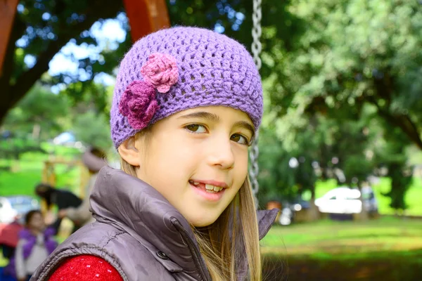 Kırmızı tığ işi şapka büyük holding ile güzel bir kız kalp valentine hissettim