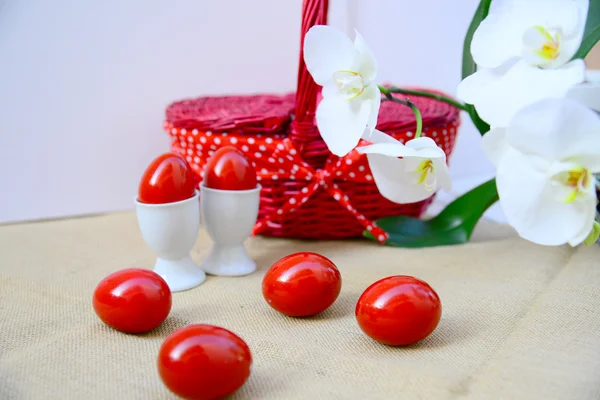 Oeufs rouges traditionnels de Pâques et décoration — Photo