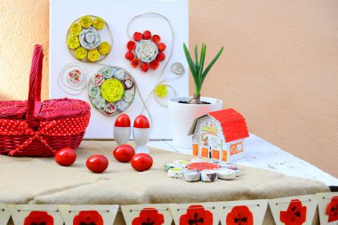 geleneksel kırmızı yumurta ve dekorasyon