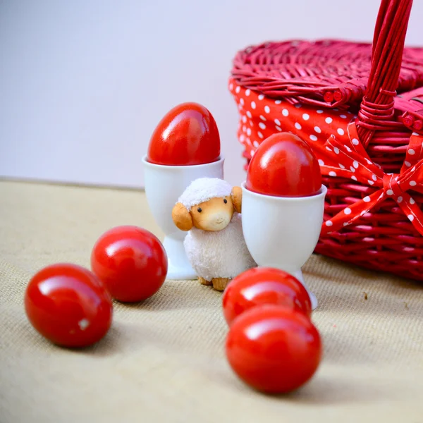 Oeufs rouges traditionnels de Pâques et décoration — Photo