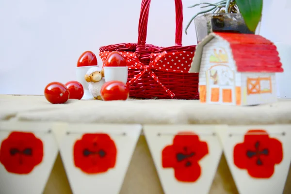 Kraslice tradiční červené a dekorace — Stock fotografie