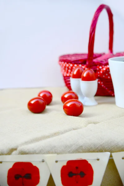 Oeufs rouges traditionnels de Pâques et décoration — Photo