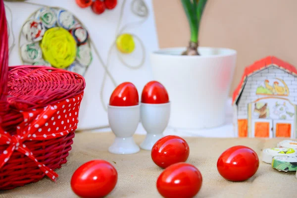 Páscoa tradicional ovos vermelhos e decoração — Fotografia de Stock