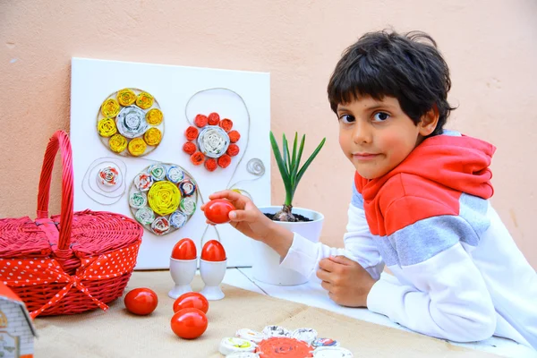 Oeufs rouges traditionnels de Pâques et décoration — Photo