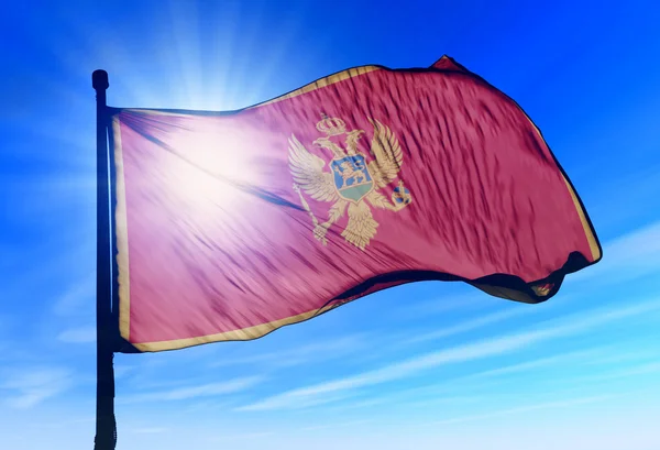 Rüzgarda sallayarak Karadağ bayrağı — Stok fotoğraf