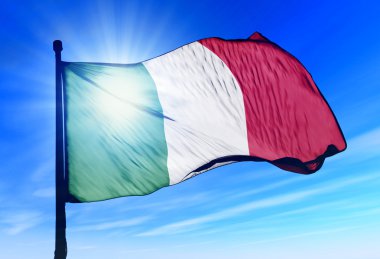 İtalya bayrağı rüzgarda dalgalanıyor