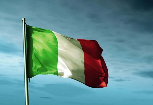 Флаг Италии, размахивающий на ветру — стоковое фото