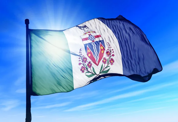 Bandeira Yukon (Canadá) acenando ao vento — Fotografia de Stock