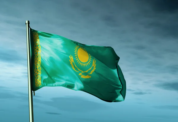 Bandeira do Cazaquistão acenando ao vento — Fotografia de Stock