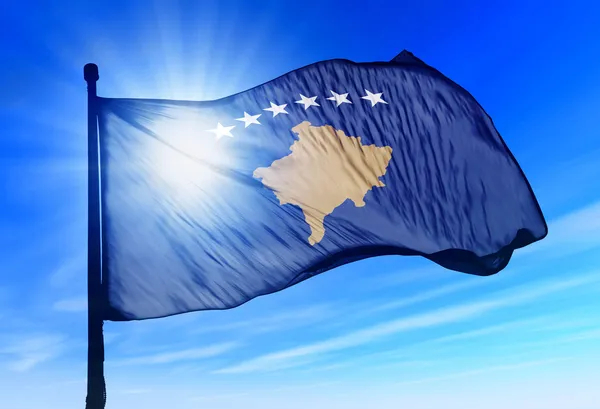 Kosovo vlag zwaaien op de wind — Stockfoto